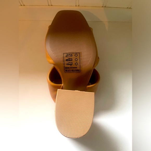 Tan Quipid Faux Leather Platform Heel Sandals NIB - Picture 2 of 2